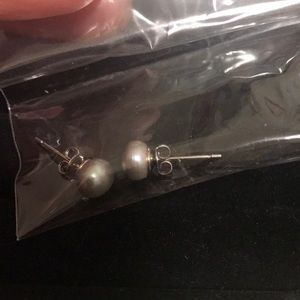 Grey cultured pearls